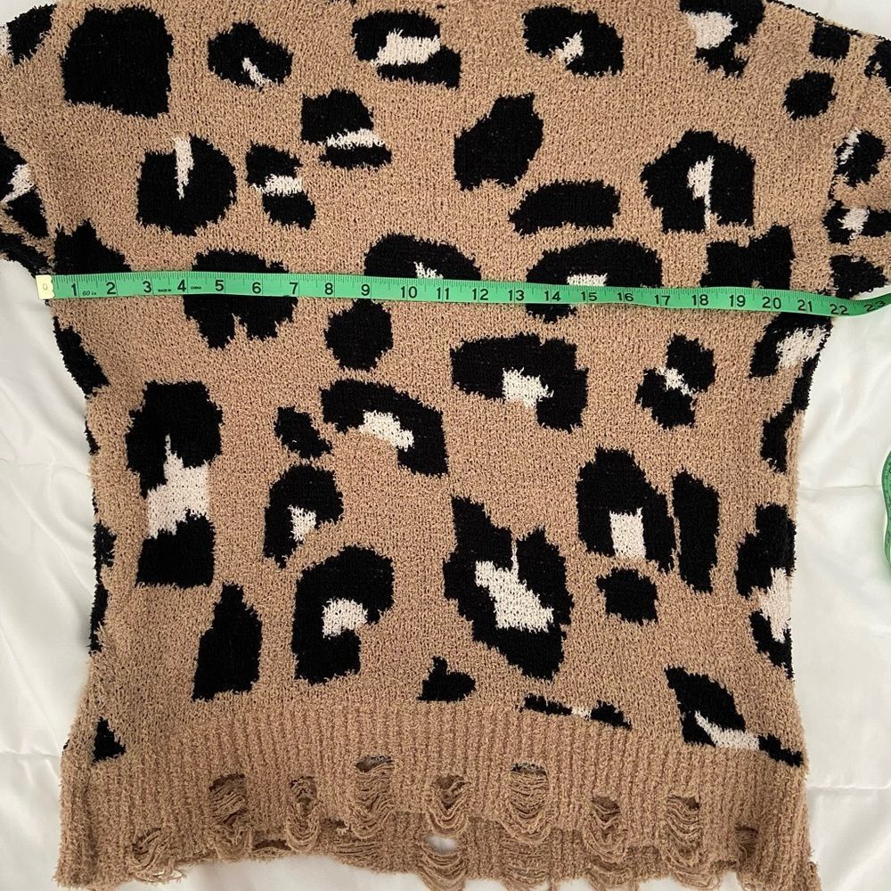Distressed leopard sweater size small - Picture 8 of 11